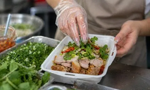 Đề xuất phạt 2-4 triệu nếu để móng tay dài, đeo trang sức bán đồ ăn