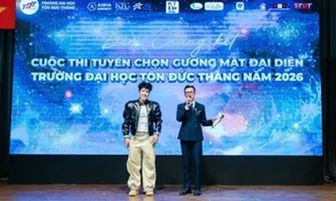 Ca sĩ Felix Tiến Quang khuấy động sân khấu trường Đại học Tôn Đức Thắng