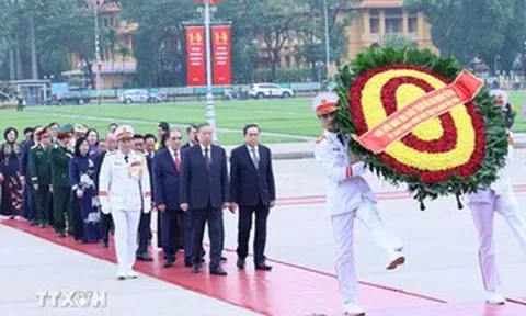 Lãnh đạo Đảng, Nhà nước vào Lăng viếng 
Chủ tịch Hồ Chí Minh