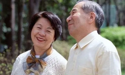 Kiểu "con cái trưởng thành sống dựa vào cha mẹ" mới đang âm thầm xuất hiện, không đòi tiền nhưng khiến cha mẹ "kiệt quệ"