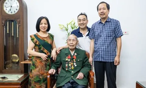 Cách dạy con không lời của cựu chiến binh 99 tuổi, từng làm cảnh vệ Phủ Chủ tịch