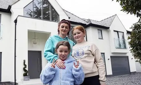 Mẹ đơn thân bật khóc khi được triệu phú cho 700 triệu đồng, mời làm việc