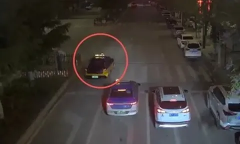 Tài xế taxi vượt 5 đèn đỏ trong đêm, lao đi cứu bé trai bất tỉnh