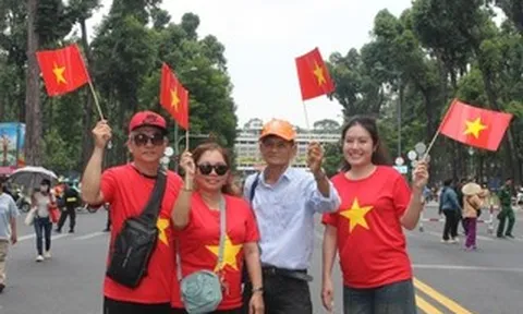 TPHCM rực rỡ sắc đỏ ngày 30-4, nối dài mạch cảm xúc