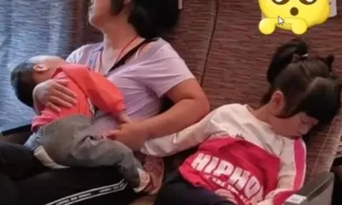 Trong bức hình, người mẹ đưa 2 con về quê nghỉ lễ, dù ngủ quên nhưng có một hành động rất thông minh, ai tinh mắt mới...
