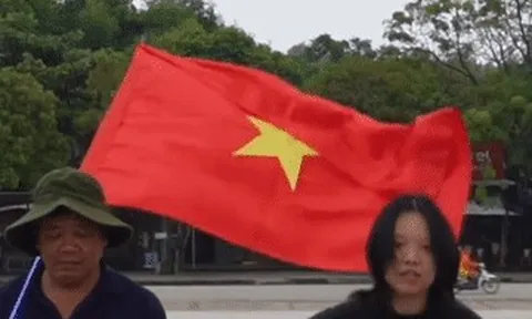 Cô gái ở TPHCM nghỉ việc, cùng bố đi phượt khắp Việt - Lào trong 2 tháng