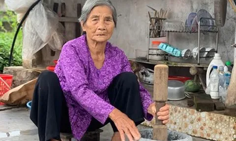 Cụ bà U100 ở Ninh Bình tự nấu cơm bếp củi, làm vườn, đạp xe đi chợ bán rau