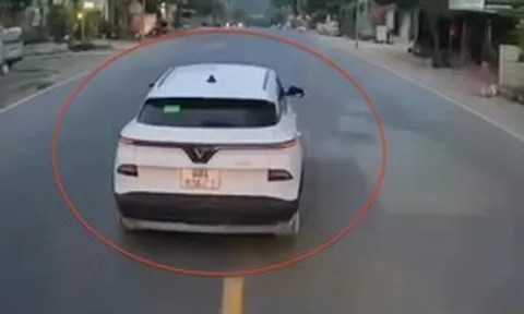 Lái ô tô lạng lách trên đường, tài xế bị phạt 45 triệu, tước giấy phép 11 tháng