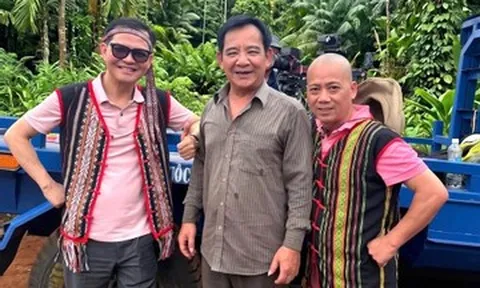 Hình ảnh lạ của NSND Trung Hiếu, hạnh phúc ngọt ngào của vợ chồng Nhã Phương