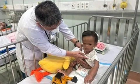Thông tin mới nhất về sức khỏe bé trai 2 tuổi bị mẹ và người tình bạo hành