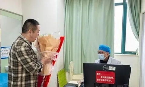 Người cha vượt đường xa tìm lại bác sĩ cứu con gái 30 năm trước để trả ơn