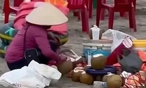 Gom nước dừa thừa ở bãi biển Ninh Bình: Chủ quán bị cấm kinh doanh