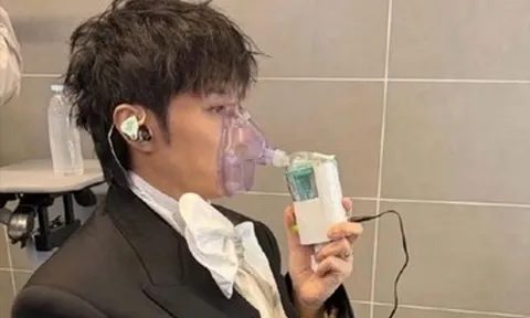 Ca sĩ Cổ Cự Cơ kiệt sức, ho ra máu và phải thở oxy