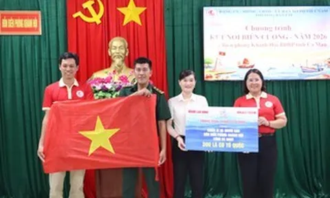 Trao cờ Tổ quốc cho chiến sĩ và người dân khu vực biên giới ở Cà Mau