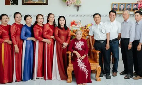 Nhớ lời cha trăng trối, 14 anh em ở An Giang hết lòng hiếu thuận với mẹ già
