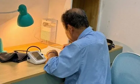 Ông ngoại kèm cháu học Toán với máy đo huyết áp kề cạnh 'gây sốt' MXH