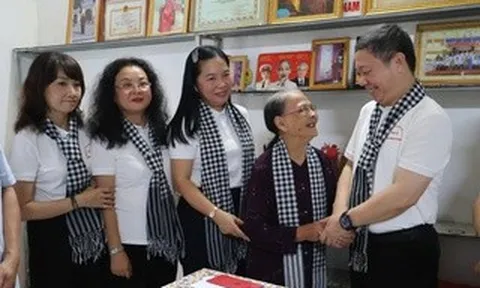 Đảng ủy các cơ quan Đảng TPHCM thăm các Mẹ Việt Nam Anh hùng tại Cao Bằng