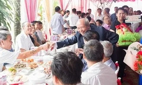 Bố mẹ kỷ niệm 50 năm ngày cưới, 4 con tổ chức linh đình, mời 200 người đến dự
