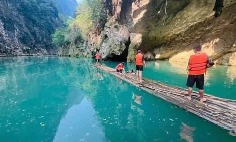 Một học sinh tử vong, một học sinh mất tích trên sông Nho Quế