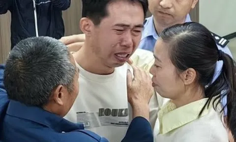 Người đàn ông góa vợ bật khóc khi đoàn tụ con trai bị bắt cóc sau 35 năm