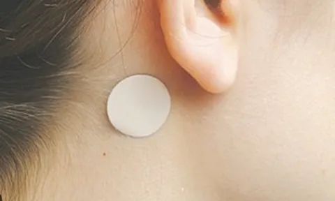 Bé gái loạn thần cấp sau khi dán miếng chống say tàu xe, bác sĩ cảnh báo khẩn