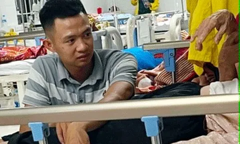 Chàng trai Nghệ An chăm bà nội U90 ở bệnh viện khiến nhiều người xúc động