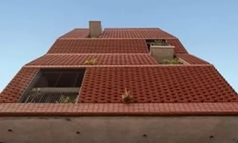 Ngôi nhà với mặt tiền thú vị từ hàng trăm viên ngói đỏ