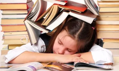 "Giật mình giữa đêm vì mơ chưa làm xong bài thi": Dấu vết tâm lý kéo dài sau kỳ thi khốc liệt