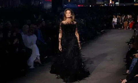 Cindy Crawford tái xuất sàn catwalk ở tuổi 60, thần thái bùng nổ