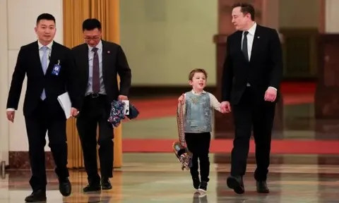 Túi đầu hổ 'cháy hàng' chỉ sau 1 lần xuất hiện của con trai Elon Musk