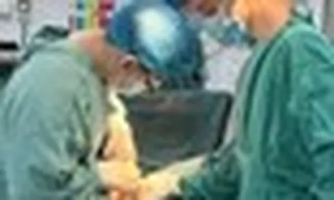 Ớn lạnh 6 mảnh dao lam sắc nhọn được lấy ra từ cơ thể 1 nữ bệnh nhân