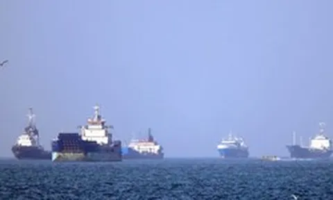 Lênh đênh trên biển hơn 2 tháng, một siêu tàu chở dầu vừa đi qua eo biển Hormuz, chở hơn 2 triệu thùng dầu hướng thẳng đến láng giềng Việt Nam