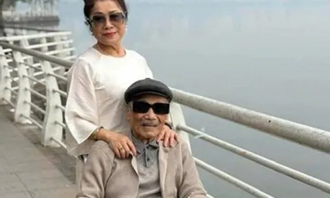 Cuộc sống trên xe lăn của NSND Trần Hiếu, NSND Mỹ Uyên thân mật với nghệ sĩ trẻ