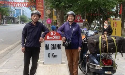 Chồng 70 tuổi 11 năm lái xe máy đưa vợ xuyên Việt, thực hiện lời hứa khi còn trẻ