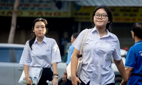 Những thí sinh đầu tiên ở TP.HCM bước vào kỳ thi ‘1 chọi 8’