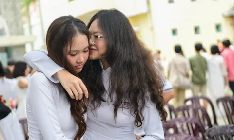 Học sinh chuyên Trần Đại Nghĩa ôm chặt nhau trong ngày bế giảng