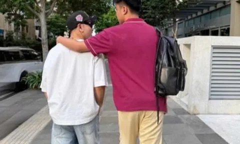 Con trai siêu mẫu Kim Cương gây chú ý với chiều cao vượt trội bên bố dượng Ưng Hoàng Phúc