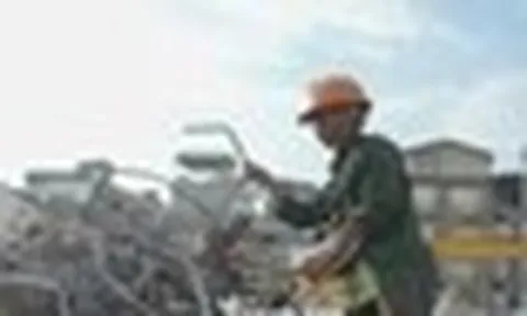 Mặt đường gần 50 độ C, lao động tự do kiệt sức giữa đợt nắng đỉnh điểm ở Hà Nội