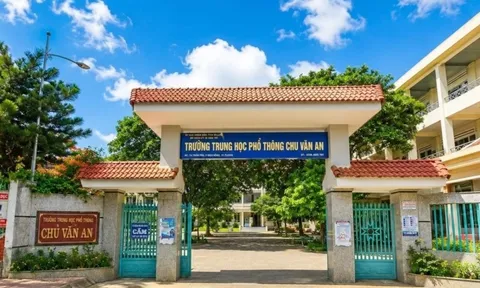 Cả trường bị hạ thi đua, cắt khen thưởng nhưng 'không biết sai ở đâu