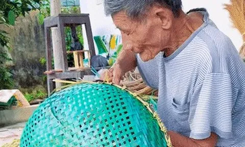 Cụ ông U100 ở Nghệ An ngày ăn 5 bữa, tự đạp xe đi chợ, đan lát khéo tay