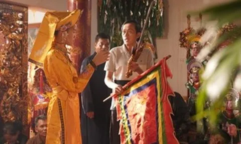 NSƯT Hoài Linh làm "người hầu đồng"