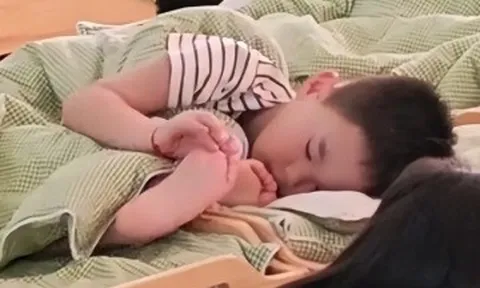 Cô giáo gửi ảnh con không chịu ngủ trưa ở lớp, nhìn bàn tay bé bố lo lắng