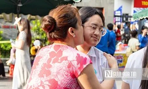 Những cái ôm chặt gửi gắm kỳ vọng trước môn thi đầu tiên vào lớp 10