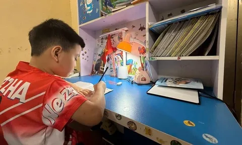 Háo hức lên lớp 1, nhiều trẻ ngơ ngác khi bị đưa trở lại mầm non học hè