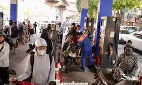 Hà Nội: Dòng người xếp hàng đổ xăng E10