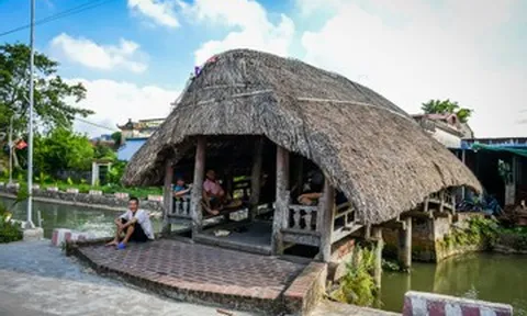 Giữa nắng nóng, cây cầu cổ 700 năm tuổi hút người dân đến hóng mát