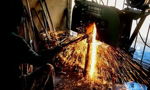 Mưu sinh bên lò lửa 1.000 độ C giữa những ngày nắng nóng gay gắt ở Thanh Hóa