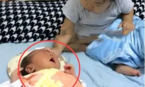 Người mẹ tỉnh giấc vì tiếng con khóc giữa đêm, vừa bật đèn thấy con gái có hành động khó tin với em sơ sinh