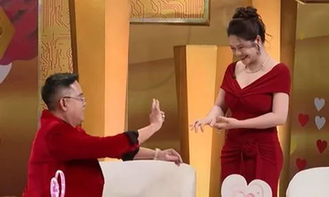 Chồng quỳ gối cầu hôn vợ sau 13 năm chung sống, kể chuyện tình từng bị ngăn cản