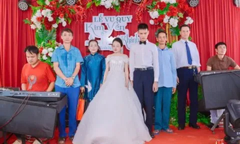 Mẹ dắt tay con gái khiếm thị vào lễ đường ở Nghệ An, nhiều người rơi nước mắt